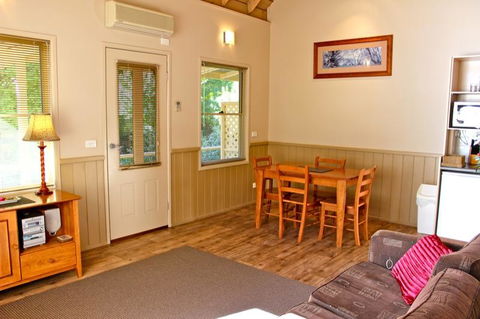 Autumn Leaf Cottage 1 - Queensland Tourism 2