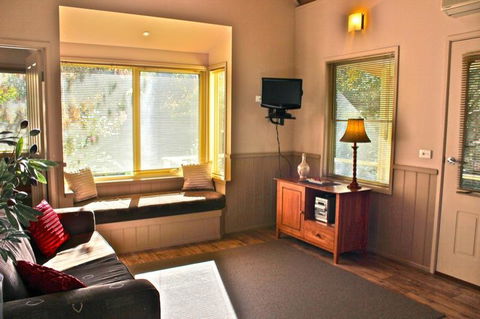 Autumn Leaf Cottage 1 - Queensland Tourism 1