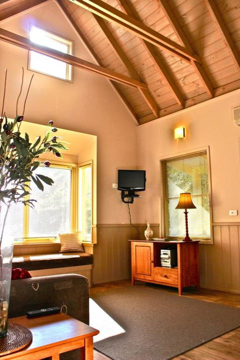 Autumn Leaf Cottage 1 - Queensland Tourism 3