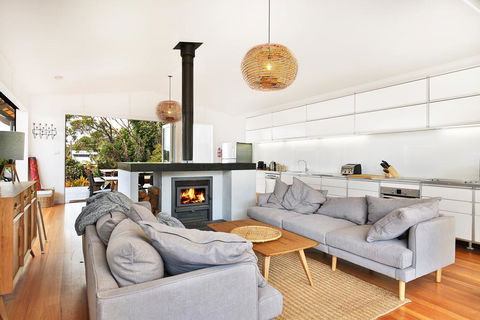 Ayana Beach House - Pet Friendly - Opposite Beach - QLD Tourism 1