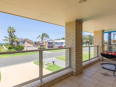 Azure Waters - Perfectly Positioned With Ocean Views - QLD Tourism 3