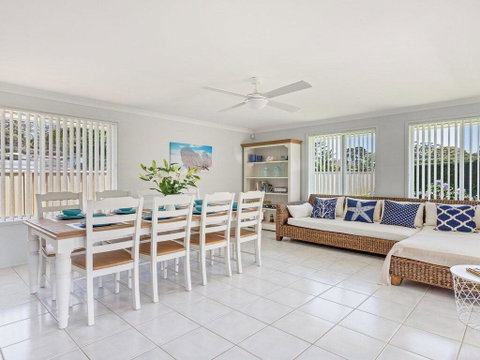 Azure Waters - Perfectly Positioned With Ocean Views - QLD Tourism 1