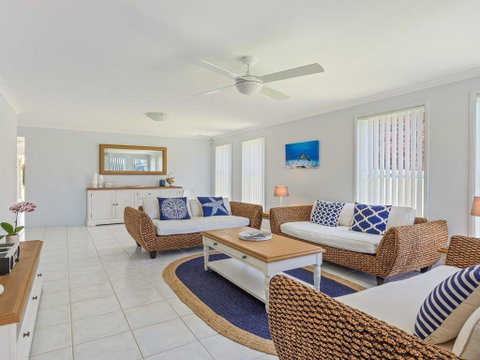 Azure Waters - Perfectly Positioned With Ocean Views - QLD Tourism 0