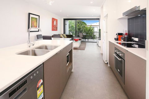 Back Of The Block Bulimba - Executive 3BR Bulimba Apartment With Leafy Outlook - QLD Tourism 2