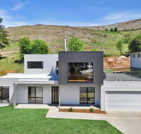 Balcony to Bogong - modern house ten minute stroll to town