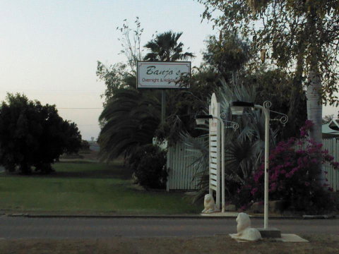 Banjos Overnight And Holiday Units - QLD Tourism 1