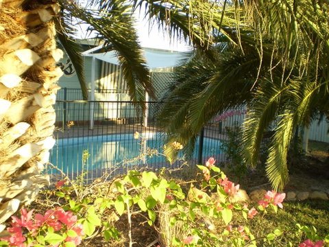 Banjos Overnight And Holiday Units - QLD Tourism 3
