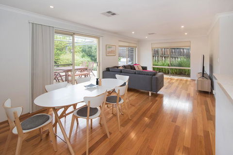 Barefoot Bungalow - Queensland Tourism 3