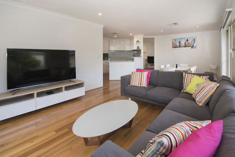 Barefoot Bungalow - Queensland Tourism 1