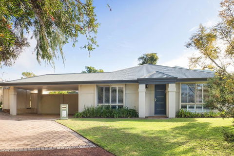 Barefoot Bungalow - Queensland Tourism 0