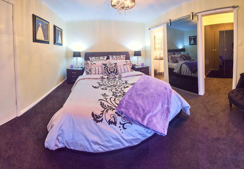 Barossa Elegance - Queensland Tourism 0