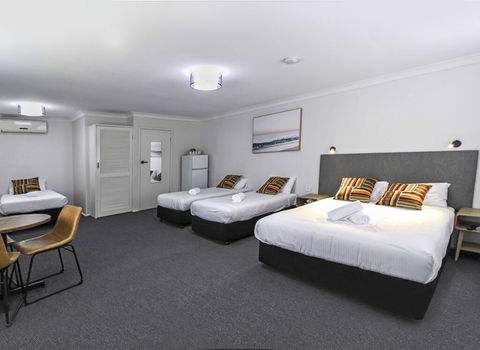 Batemans Bay Hotel - Queensland Tourism 2