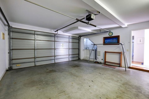 BEACH - BAY - BEE - PET FRIENDLY - Queensland Tourism 1