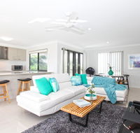 Beach Breeze Holiday House - QLD Tourism