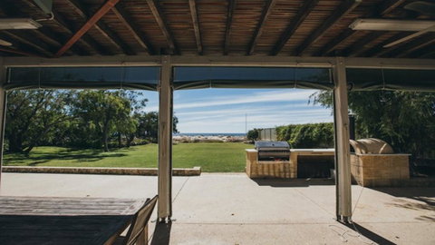 Beach Buoys House - QLD Tourism 2