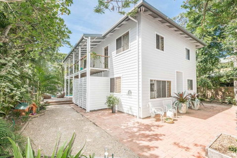 Beach Chalet - QLD Tourism 3