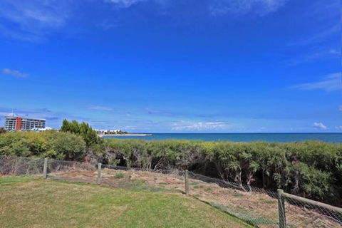 Beach Cottage In The Heart Of Mandurah - Queensland Tourism 3