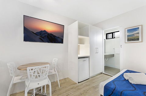 Beach House Motel - QLD Tourism 3
