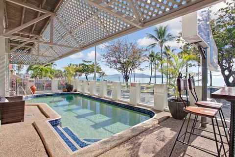 Beach House Motel - QLD Tourism 0