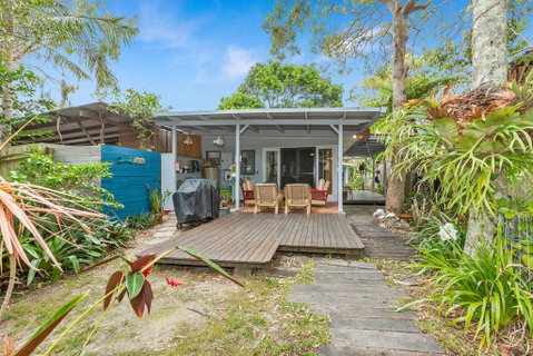 BEACH RETREAT - QLD Tourism 1