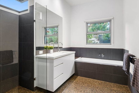 Beach Road Luxury With Ocean Views - QLD Tourism 1