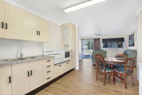 Beach Shack On Towners - QLD Tourism 2
