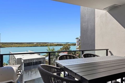 Riverfront 2-Bed With Pool, Sauna, Gym & Views - QLD Tourism 1