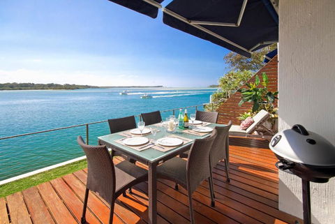 Riverfront Apartment, Perfect Location - Queensland Tourism 1