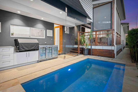Redcliffe CBD Family Beach House - QLD Tourism 0
