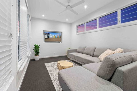 Redcliffe CBD Family Beach House - QLD Tourism 2