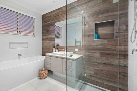 Redcliffe CBD Family Beach House - QLD Tourism 3