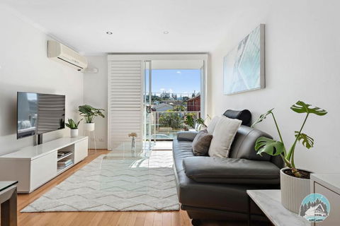 Relaxing Sunny North-Facing 2-Bed Apt In Vaucluse - QLD Tourism 0
