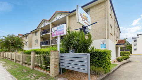 Resort Style Unit Across From The Water - QLD Tourism 1