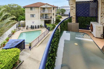 Resort Style Unit Across From The Water with QLD Tourism