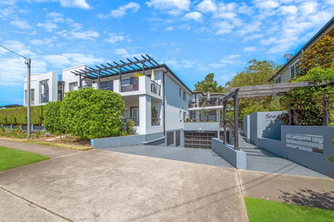 Rest A While - Queensland Tourism 2