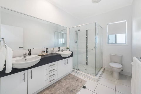 Retreat In The Heart Of Alex - 3BR Sleeps 11, Pool - Queensland Tourism 2