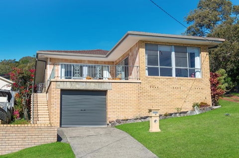 Retro Beach House - Queensland Tourism 1