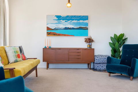 Retro Beach House - Queensland Tourism 2