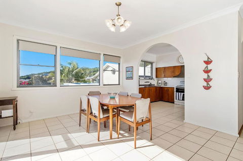 Retro Beach House - Queensland Tourism 3