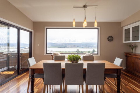 River Haven Serene Spacious With River Views - QLD Tourism 1