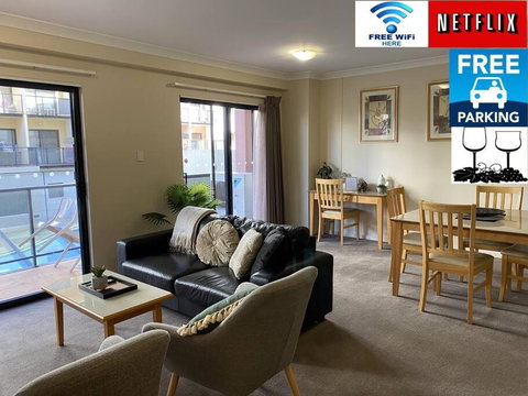 RIVERSIDE CITY VIEW PARKING NETFLIX WIFI WINE FREE - QLD Tourism 0