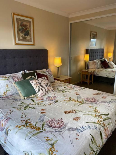 RIVERSIDE CITY VIEW PARKING NETFLIX WIFI WINE FREE - QLD Tourism 1