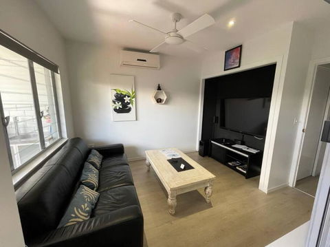 Relax At Trinity Beach Getaway, Blue Lagoon, Trinity Beach - QLD Tourism 2