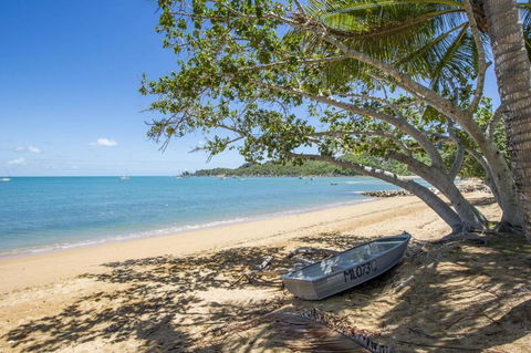SAILS 9 Beachfront Getaway Horseshoe Bay - QLD Tourism 1