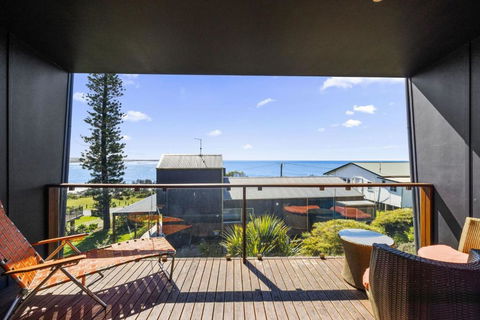 Rock Ledge - QLD Tourism 0