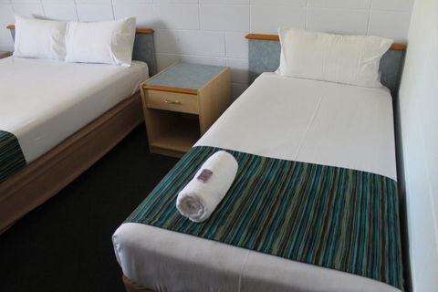 Rocky Glen Hotel Motel Gladstone - QLD Tourism 3