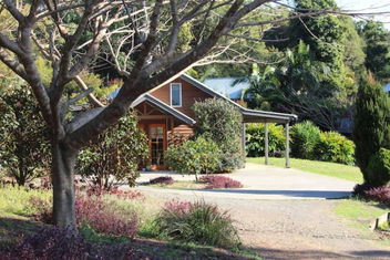 Romantic Lakeview Cottage with QLD Tourism
