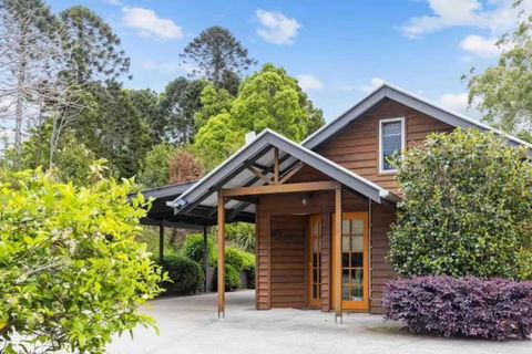 Romantic Lakeview Cottage - QLD Tourism 1