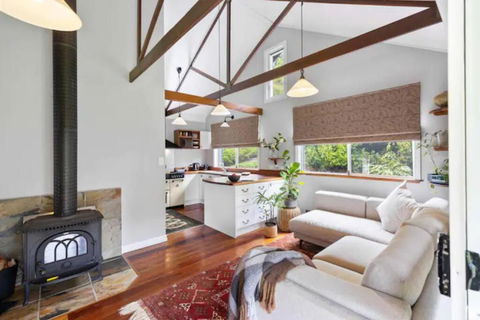 Romantic Lakeview Cottage - QLD Tourism 3