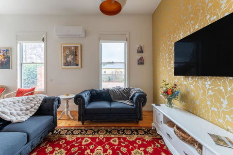 Rose Villa Heritage Home With Parking & WiFi - Queensland Tourism 3